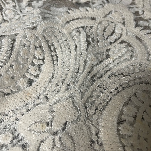 Lace with a bit of Sheen - Picture 3 of 3